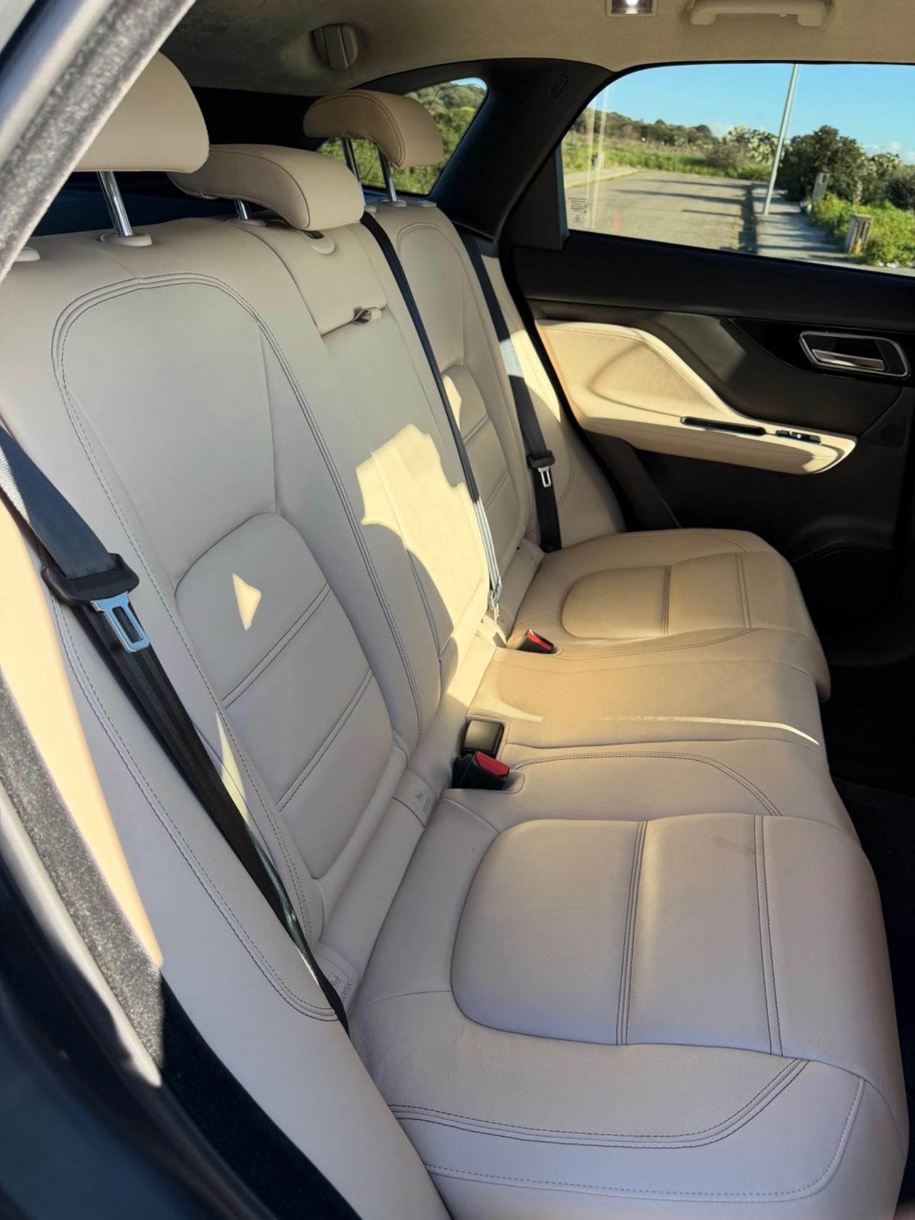 Jaguar F-Pace 2.0 D 180 CV AWD aut. Chequered Flag