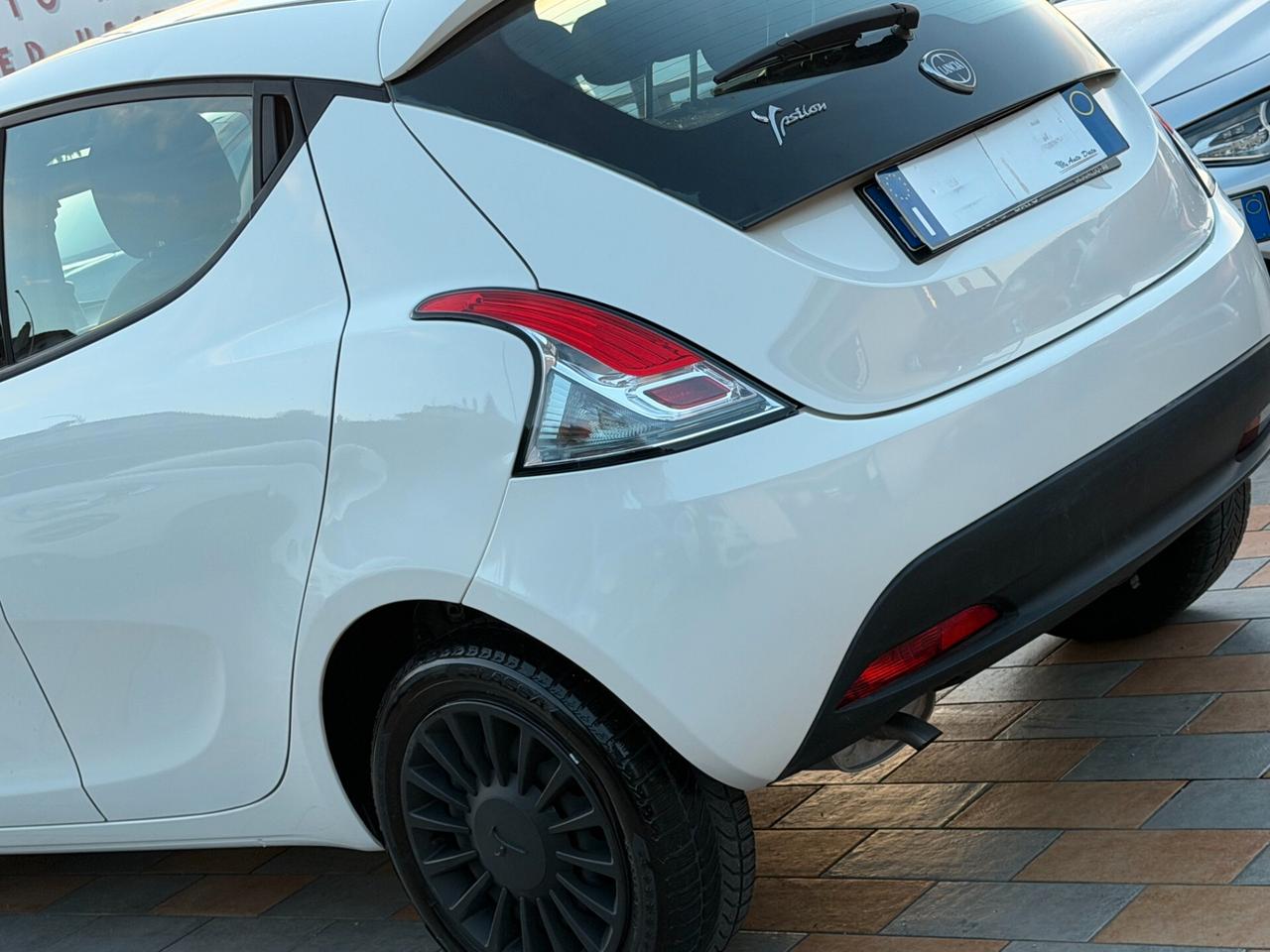 Lancia Ypsilon 1.2 69 cv. ELEFANTINO BLU