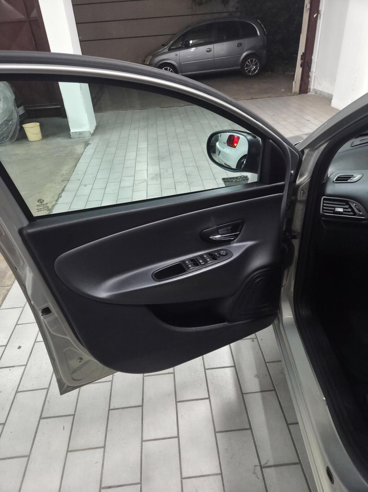 Lancia Ypsilon 0.9 TwinAir 85 CV 5 porte S&S Silver