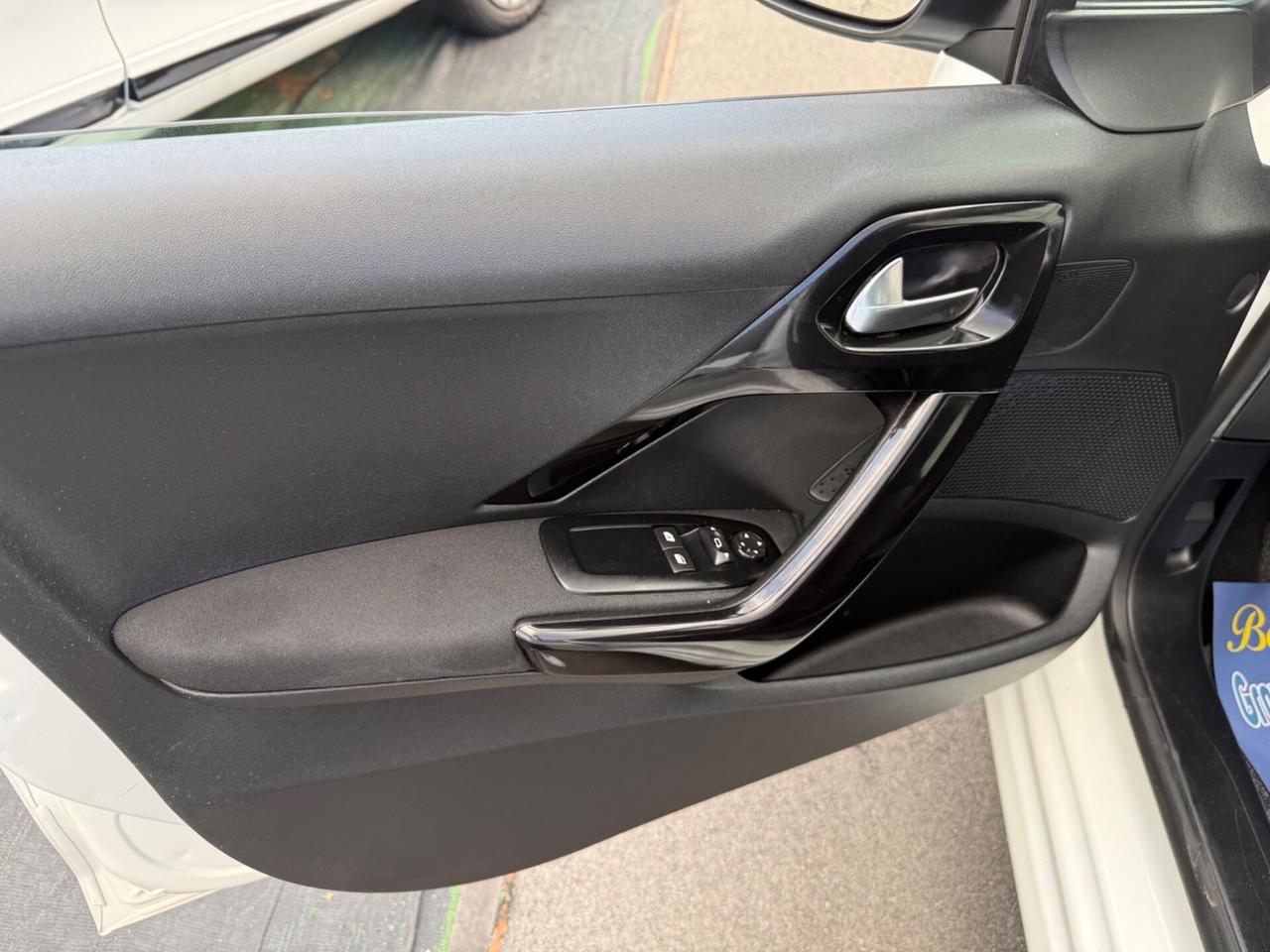 Peugeot 208 1.2benzina 5 porte - 2013