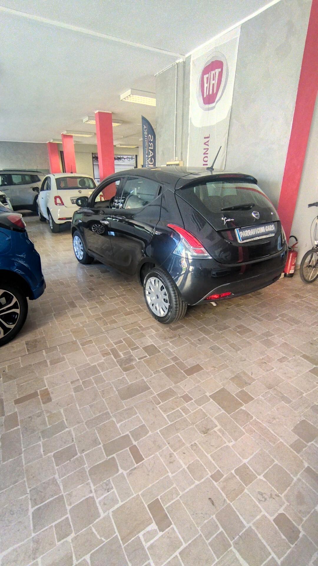 Lancia Ypsilon 1.0 FireFly 5 porte S&S Hybrid Ecochic Silver