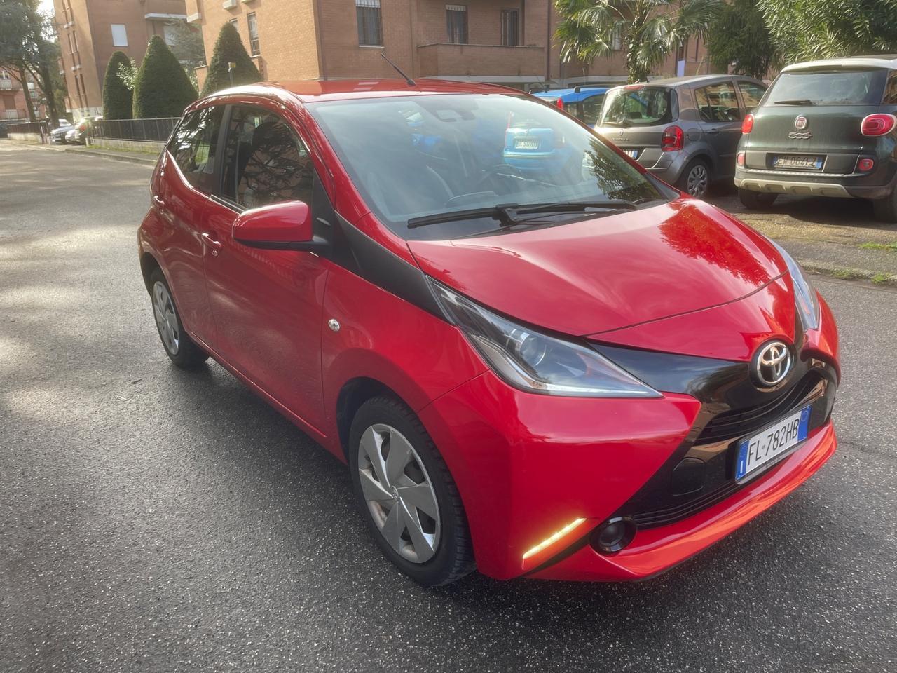 Toyota Aygo 1.0 VVT-i 69 CV 5 porte x-wave Bordeaux TSS