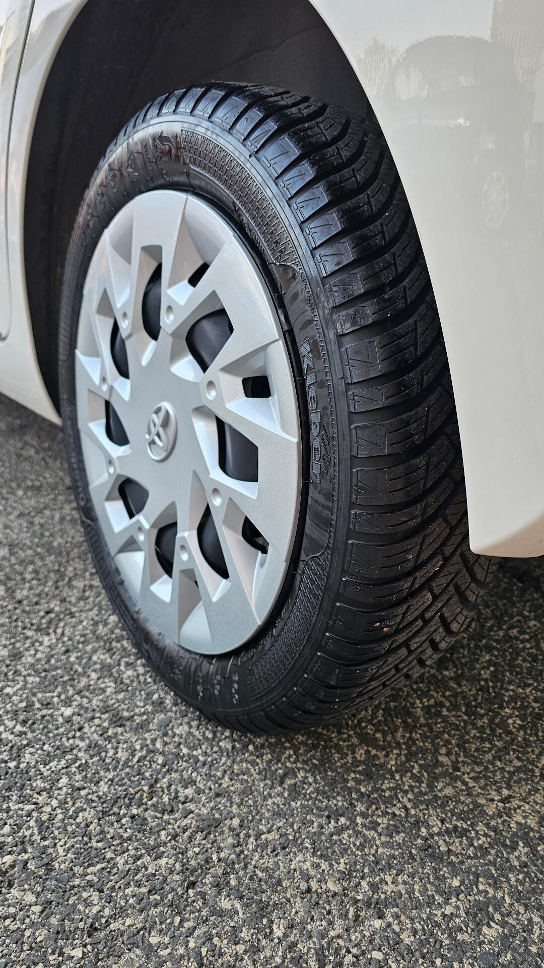 Toyota Aygo Connect 1.0 VVT-i 72 CV 5p. x-play MMT UNIPRO' TAGL UFF