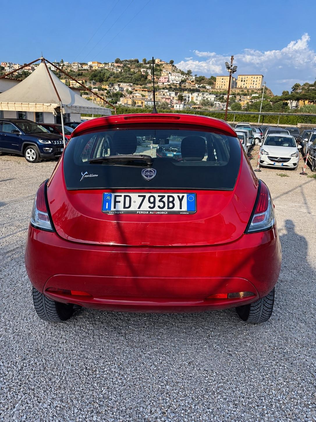 Lancia Ypsilon 0.9 TwinAir 85 CV 5 porte Metano Ecochic Silver