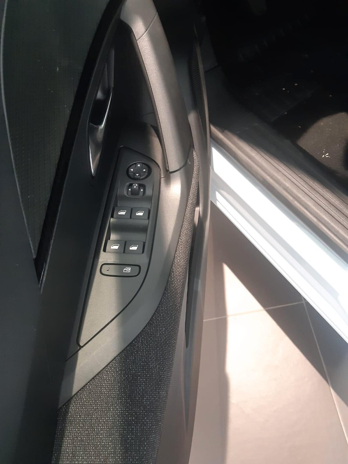 Peugeot 2008 PureTech 100 S&S Style