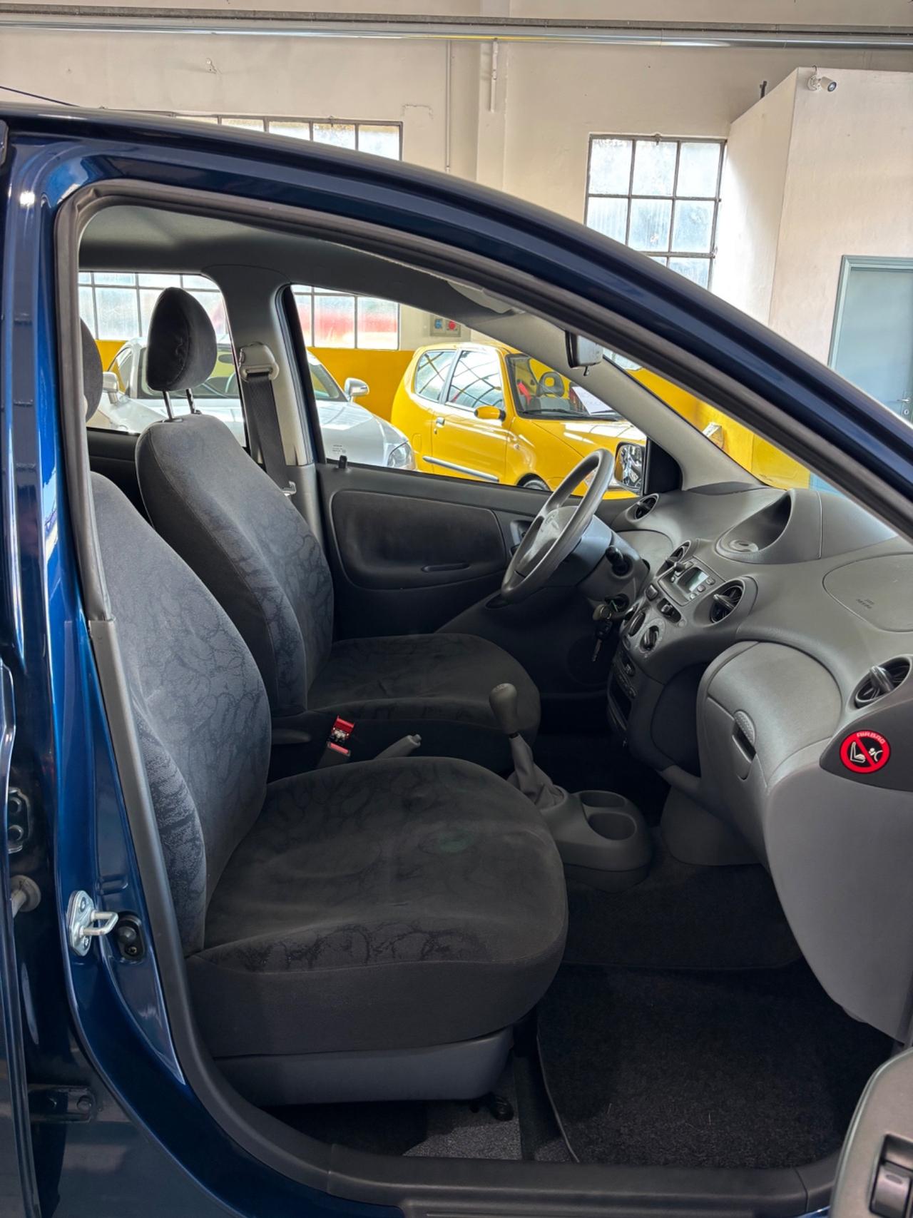 Toyota Yaris 1.0i 16V SOLO 9 MILA KM!!!