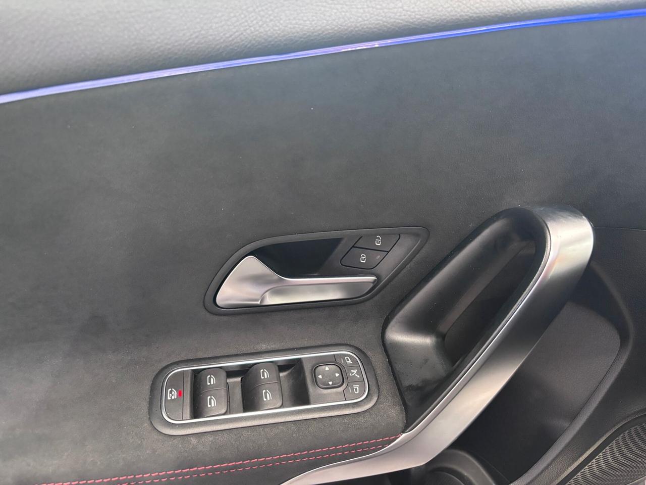 MERCEDES-BENZ A180D PREMIUM AMG LED-NAVI