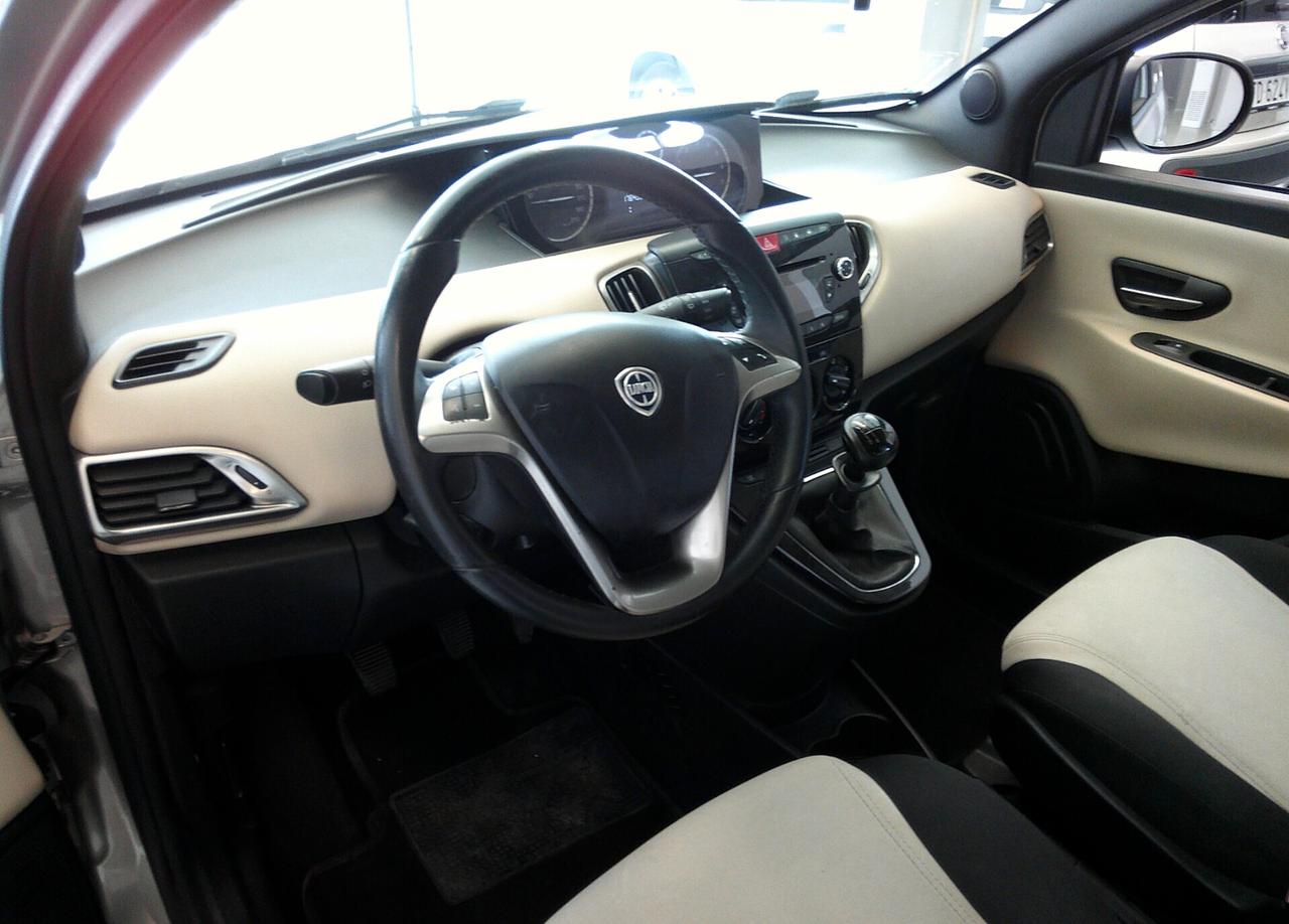 Lancia Ypsilon 0.9 TwinAir 85 CV 5 porte Metano Ecochic Gold NEOPATENTATI