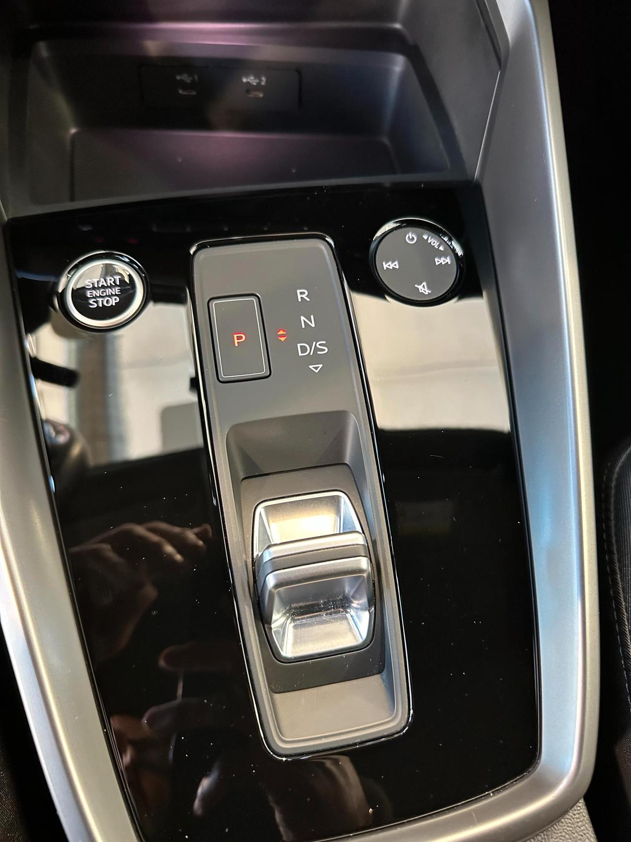 Audi A3 Sportback 35 2.0 tdi Business Advanced s-tronic-Carplay-18"