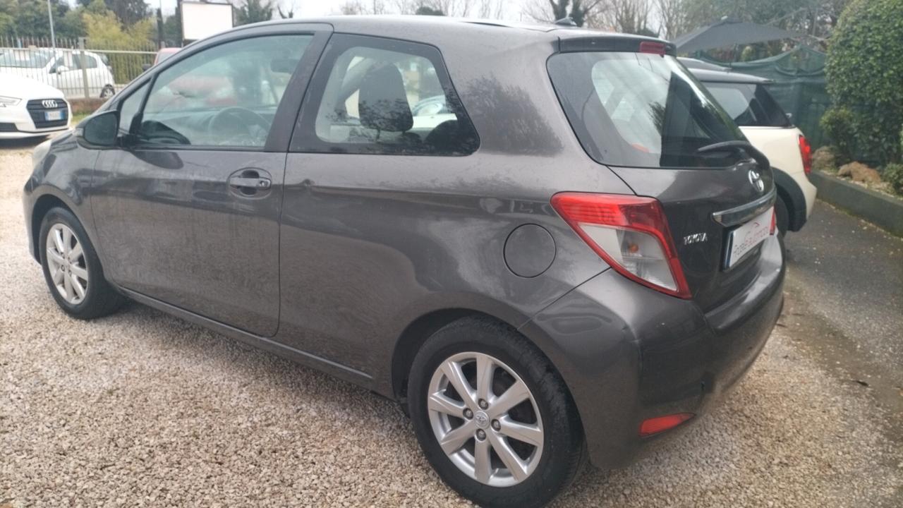 Toyota Yaris 1.0 3 porte *NAVI RETROCAMERA **PREZZO OUTLET**