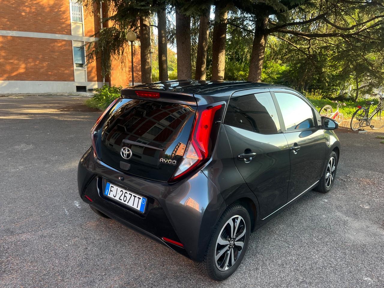 Toyota Aygo 1.0 VVT-i 69 CV 5 porte x-play TSS