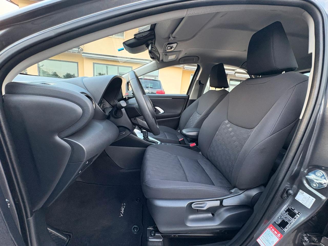 TOYOTA YARIS 1.5 HYBRID KM 12.091 SI A NEOPAT.