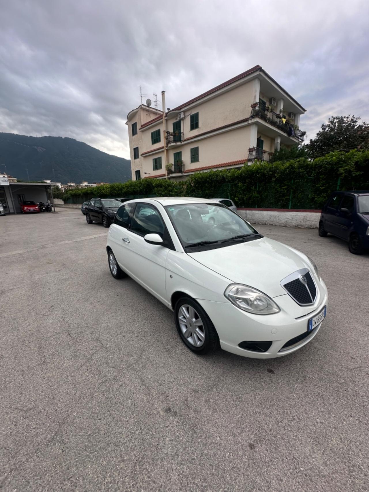 Lancia Ypsilon 1.3 MJT 75 CV Argento