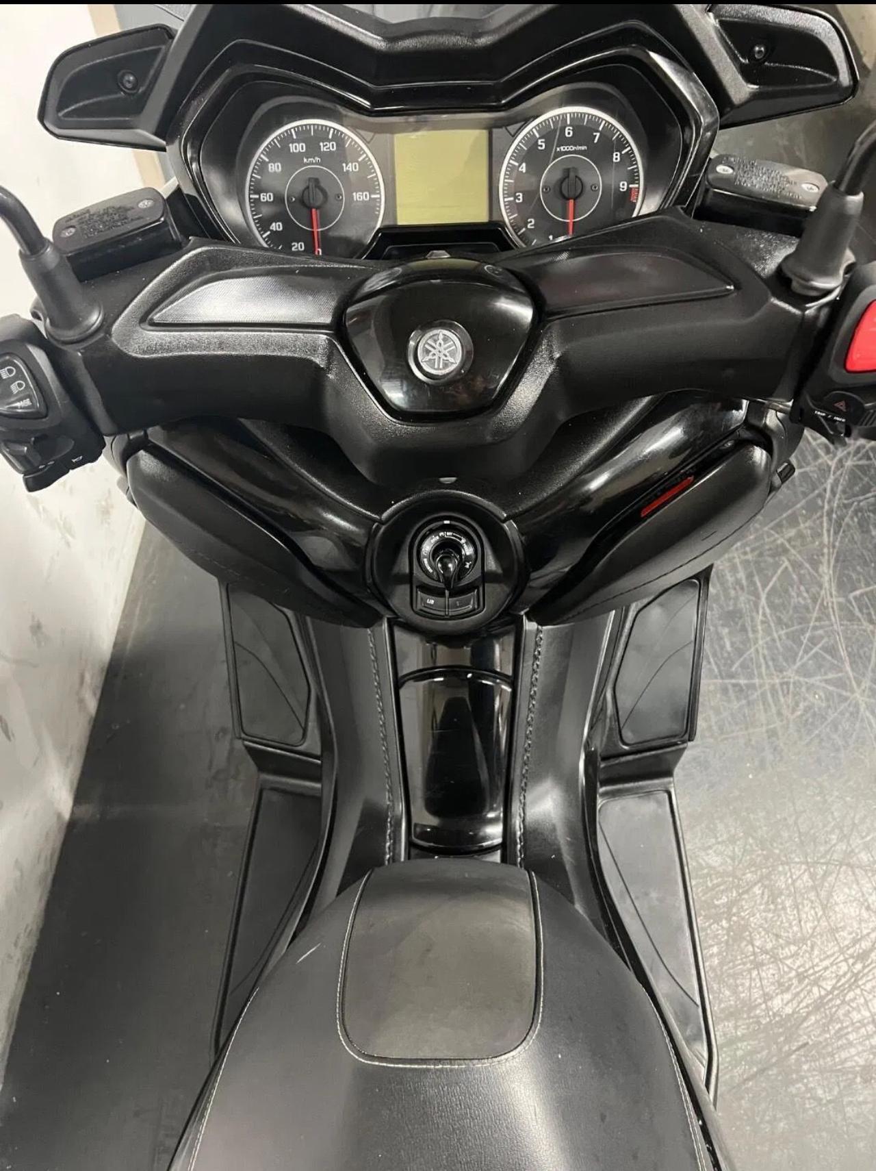 Yamaha X-Max 300 IRON MAX