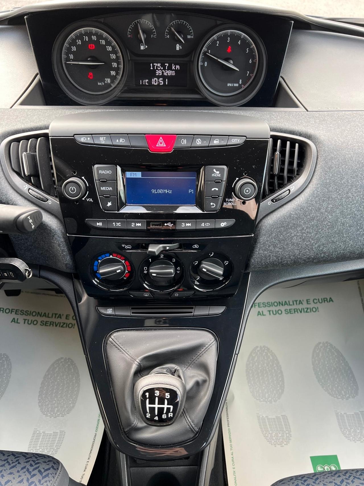 Lancia Ypsilon 1.0 FireFly 5 porte S&S Hybrid Ecochic Silver anche NEOPATENTATI