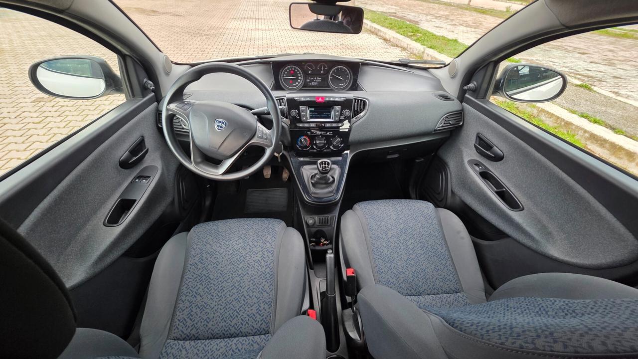 Lancia Ypsilon 1.0 FireFly 5 porte S&S Hybrid Ecochic Silver