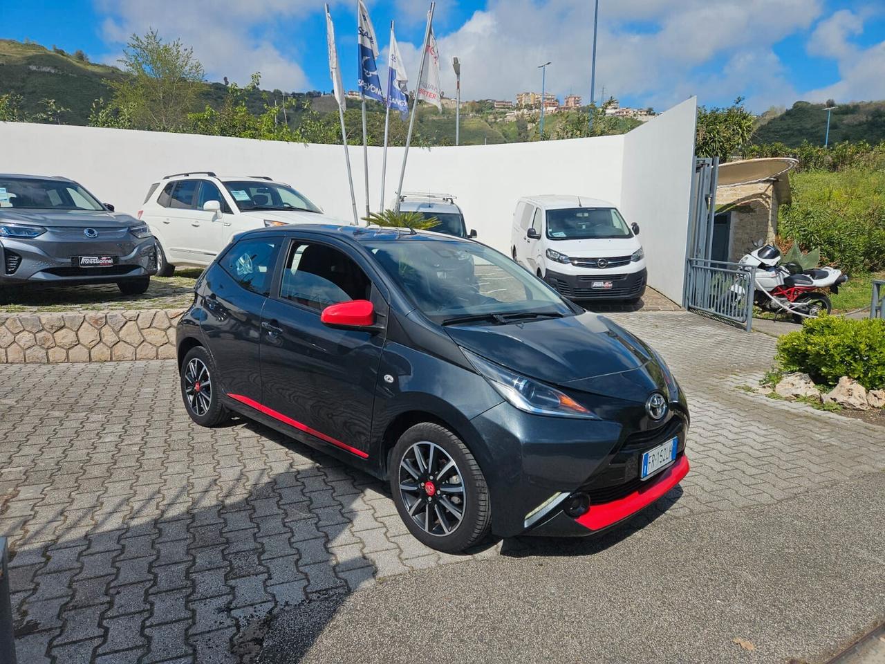 Toyota Aygo 1.0 VVT-i 69 CV 5 porte x-play TSS