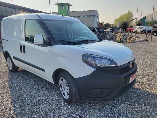 Fiat Doblo furgone con gancio