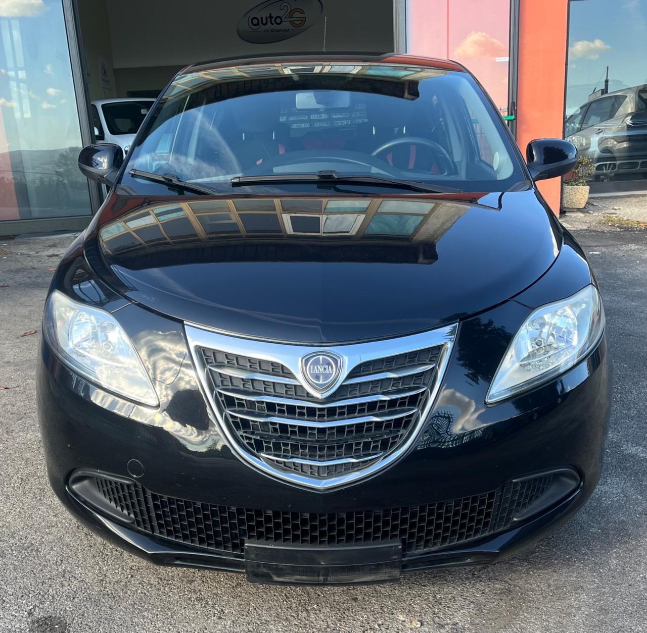 Lancia Ypsilon 1.2 69 CV 5 porte Black/Red