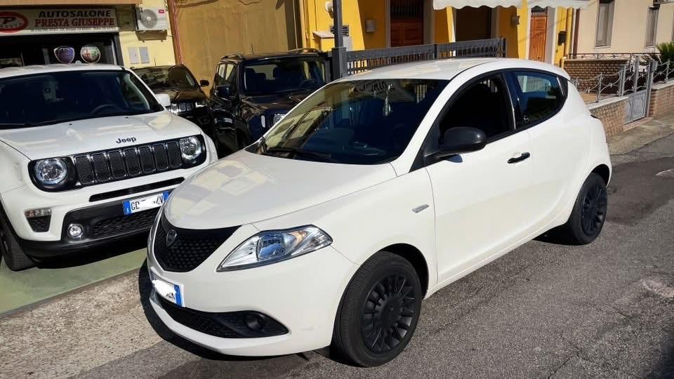 Lancia Ypsilon 1.0 Hybrid Silver - 2020