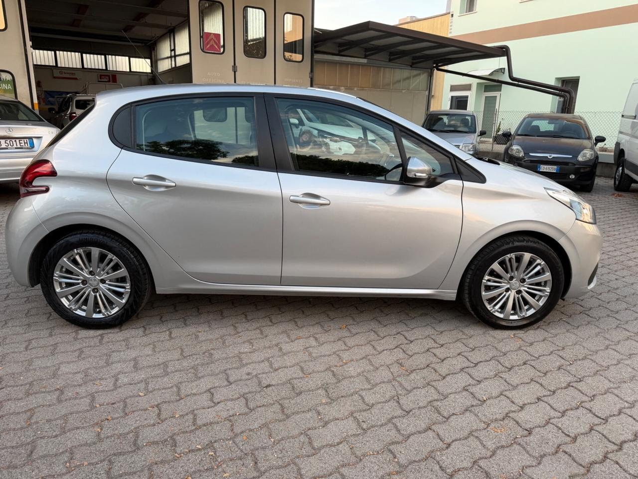 Peugeot 208 PureTech 82 5 porte Allure