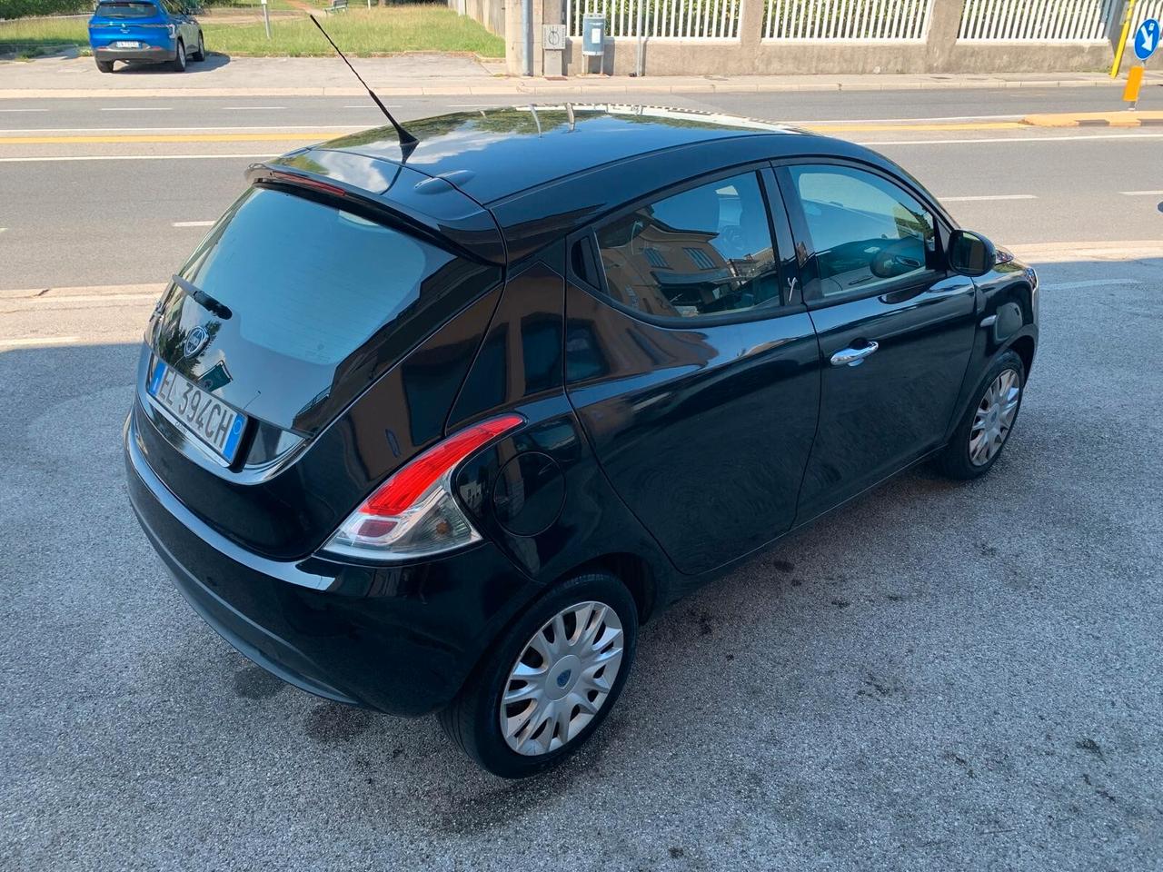 Lancia Ypsilon 1.2 69 CV S&S Silver Neopat.