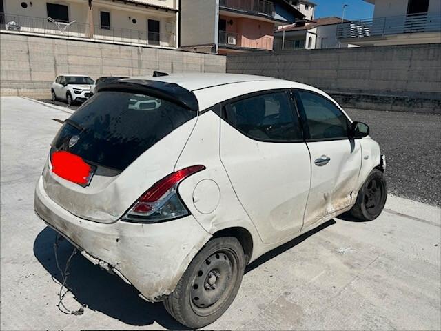Lancia Ypsilon 2023 1.0 FireFly 5 porte S&S Hybrid Gold sinistrata incidentata