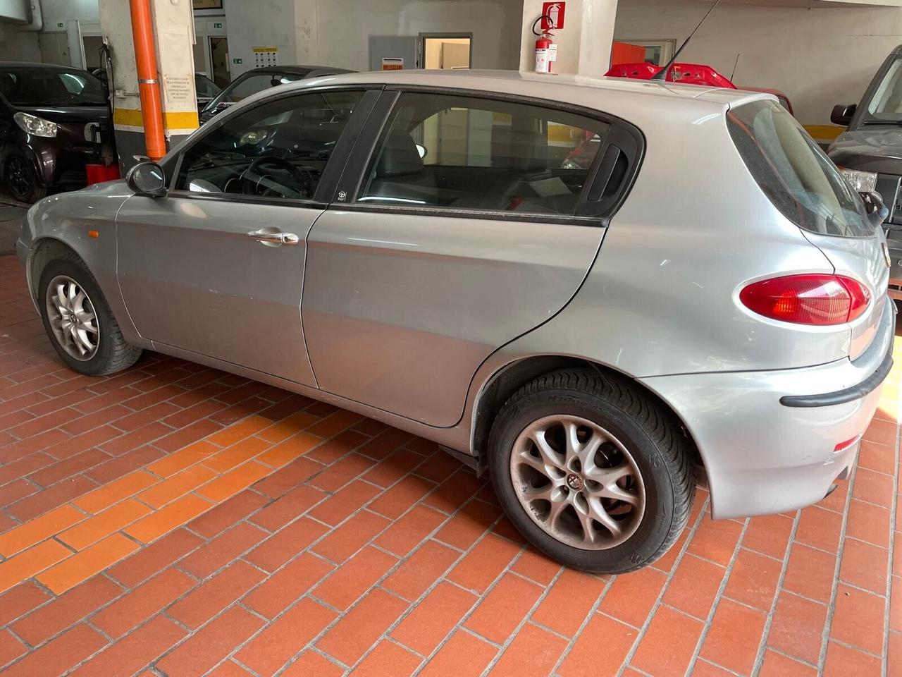 Alfa Romeo 147 1.6i 16V Twin Spark cat 5p. Distinctive