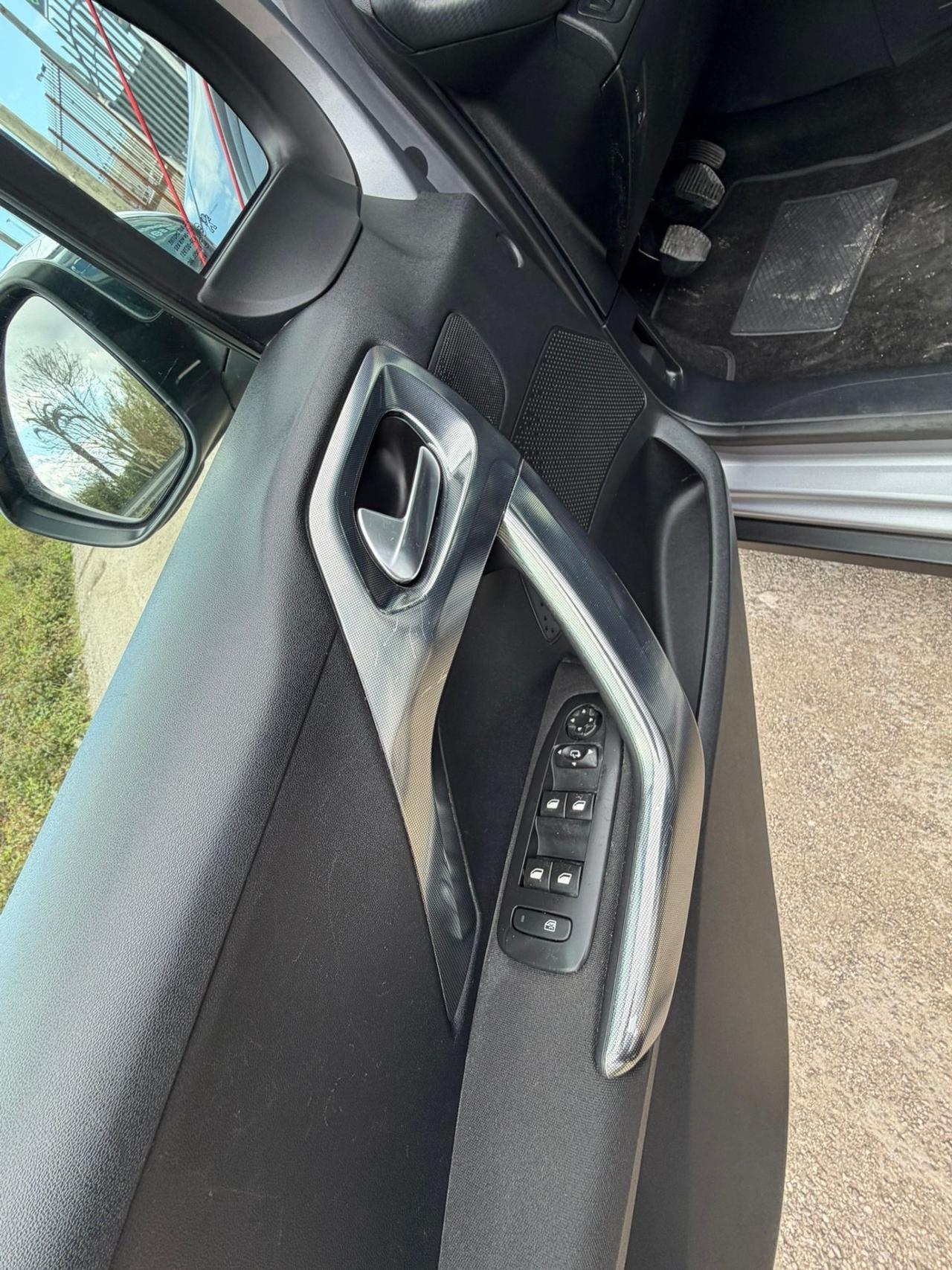 Peugeot 2008 1.6 e-HDi 115 CV Stop&Start Féline