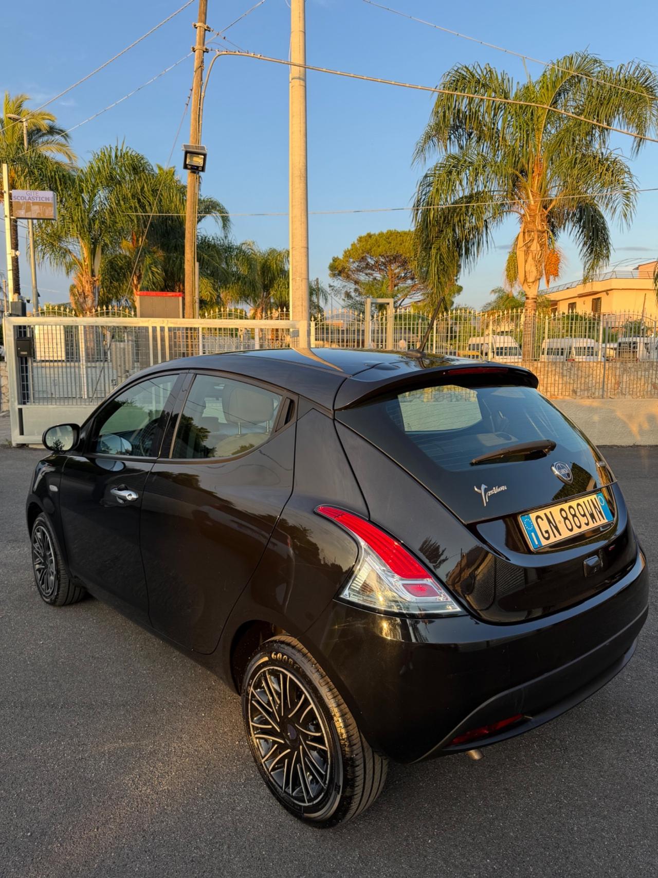 Lancia Ypsilon 1.0 FireFly 5 porte S&S Hybrid Alberta Ferretti