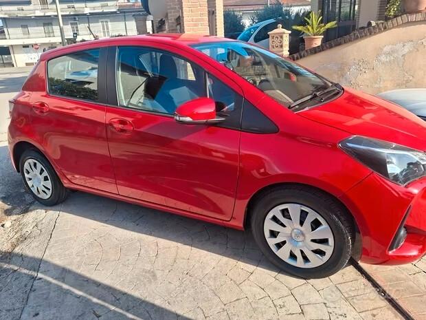 Toyota Yaris 1.0 72 CV 5 porte Cool CLIMA CERCHI APPLE CAR PLAY CRUISE BLUETOOTH ESENTE BOLLO NEO PATENTATI