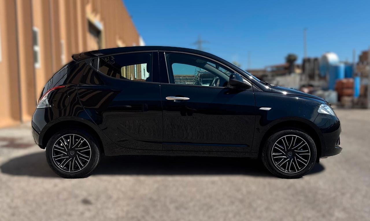 Lancia Ypsilon 1.0 Hybrid NEOPATENTATI - 2024