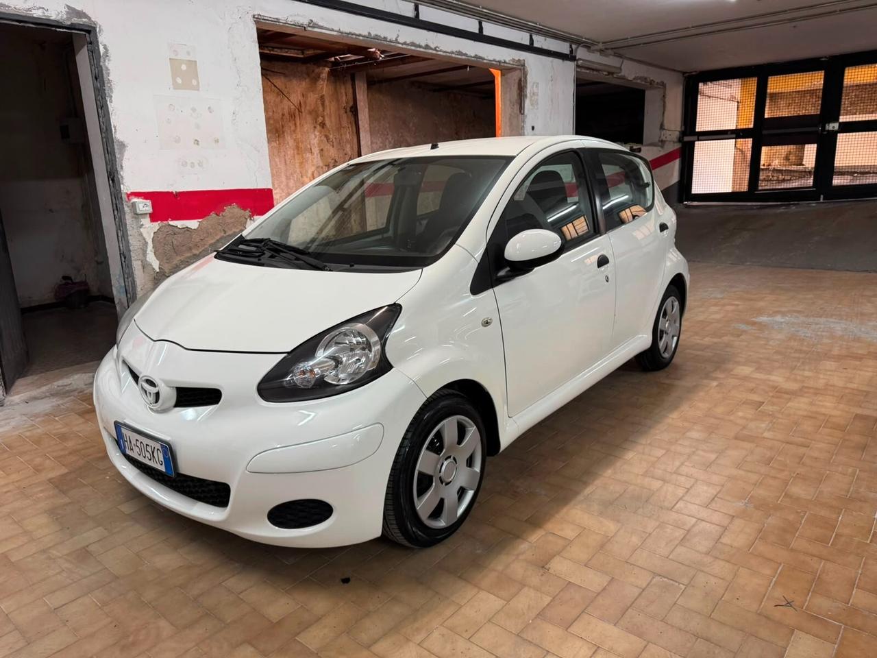 TOYOTA AYGO 1.0 CONNECT – SOLO 59.000 KM – GARANZIA – NEOPATENTATI OK”.