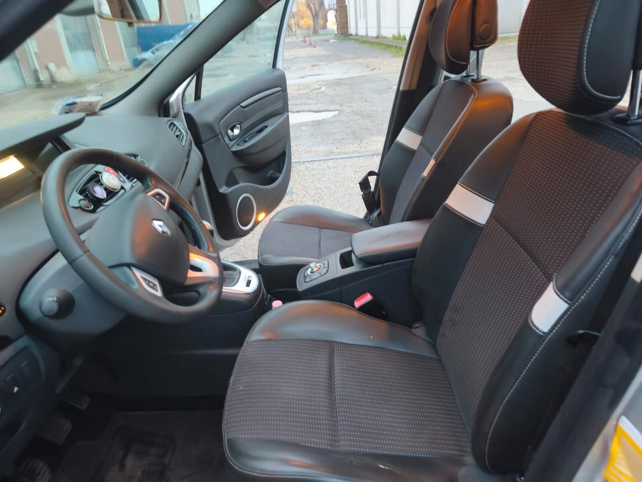 Renault Scenic 2012---1.5 Diesel