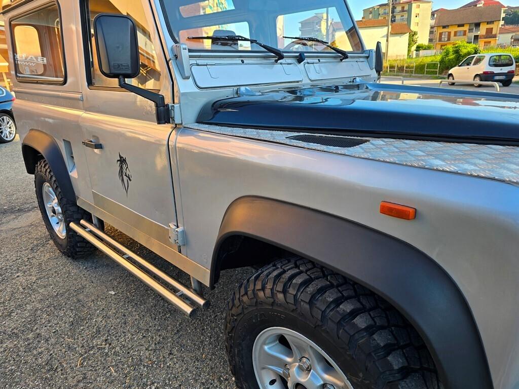 Land Rover Defender 90 TDI 200 RESTAURATA!