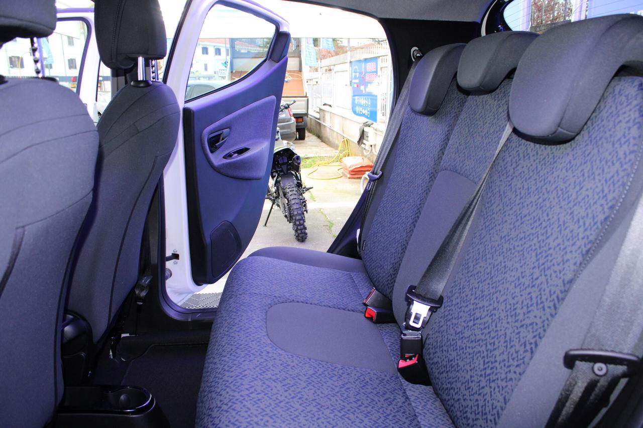 Lancia Ypsilon 1.0 FireFly 5 porte S&S Hybrid Ecochic Silver