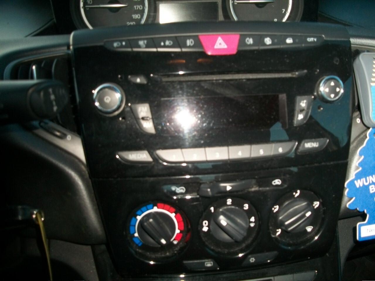 Lancia Ypsilon 1.2 69 CV 5 porte S&S Silver CC 1242 BENZINA EURO 05 KM 92630 TALIANDATI GARANZIA UN ANNO N 08 GOMME E CERCHI N 4 INVERNAL IN FERRO CON COPRI CERCHI 95X100 04 CERCHI IN LEGA ESTIVI 90X100