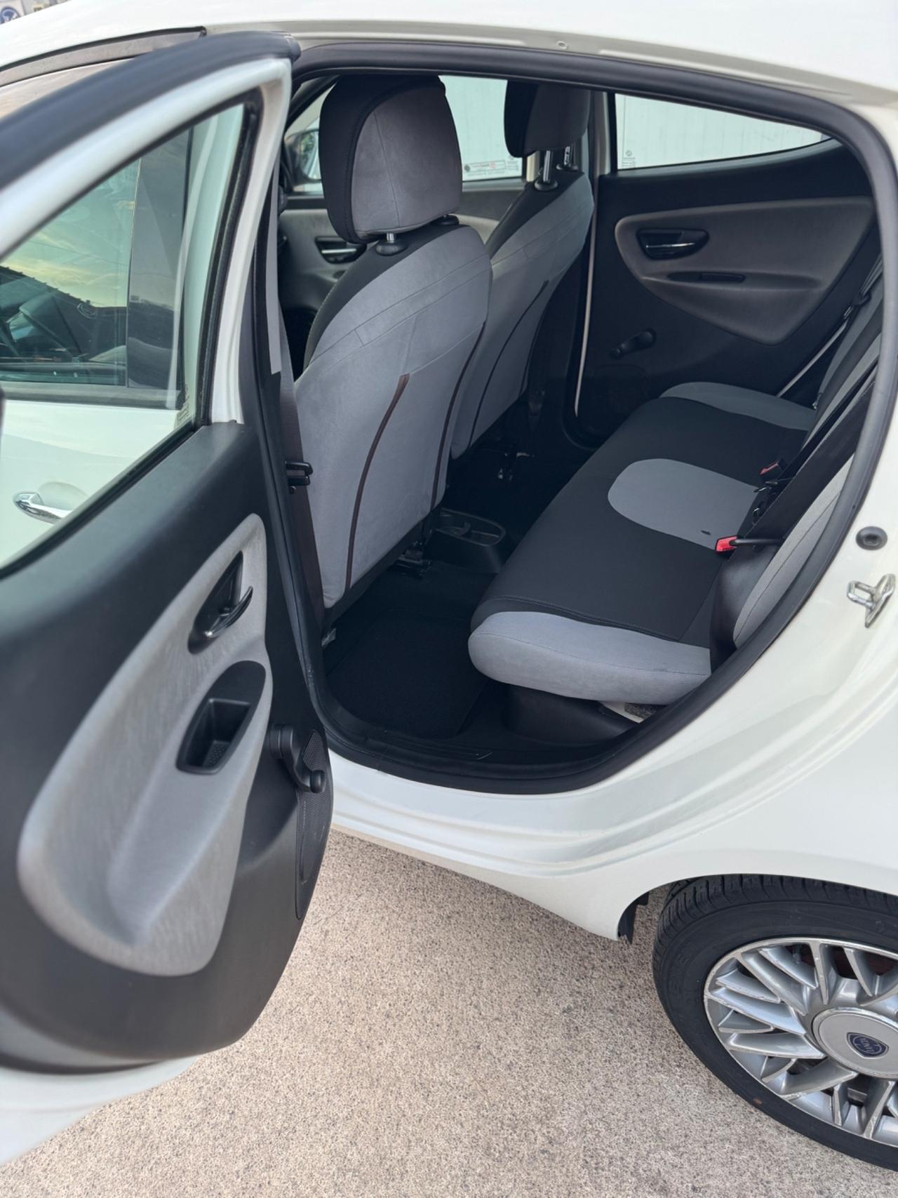 Lancia Ypsilon 1.3 MJT 16V 95 CV 5 porte S&S Silver