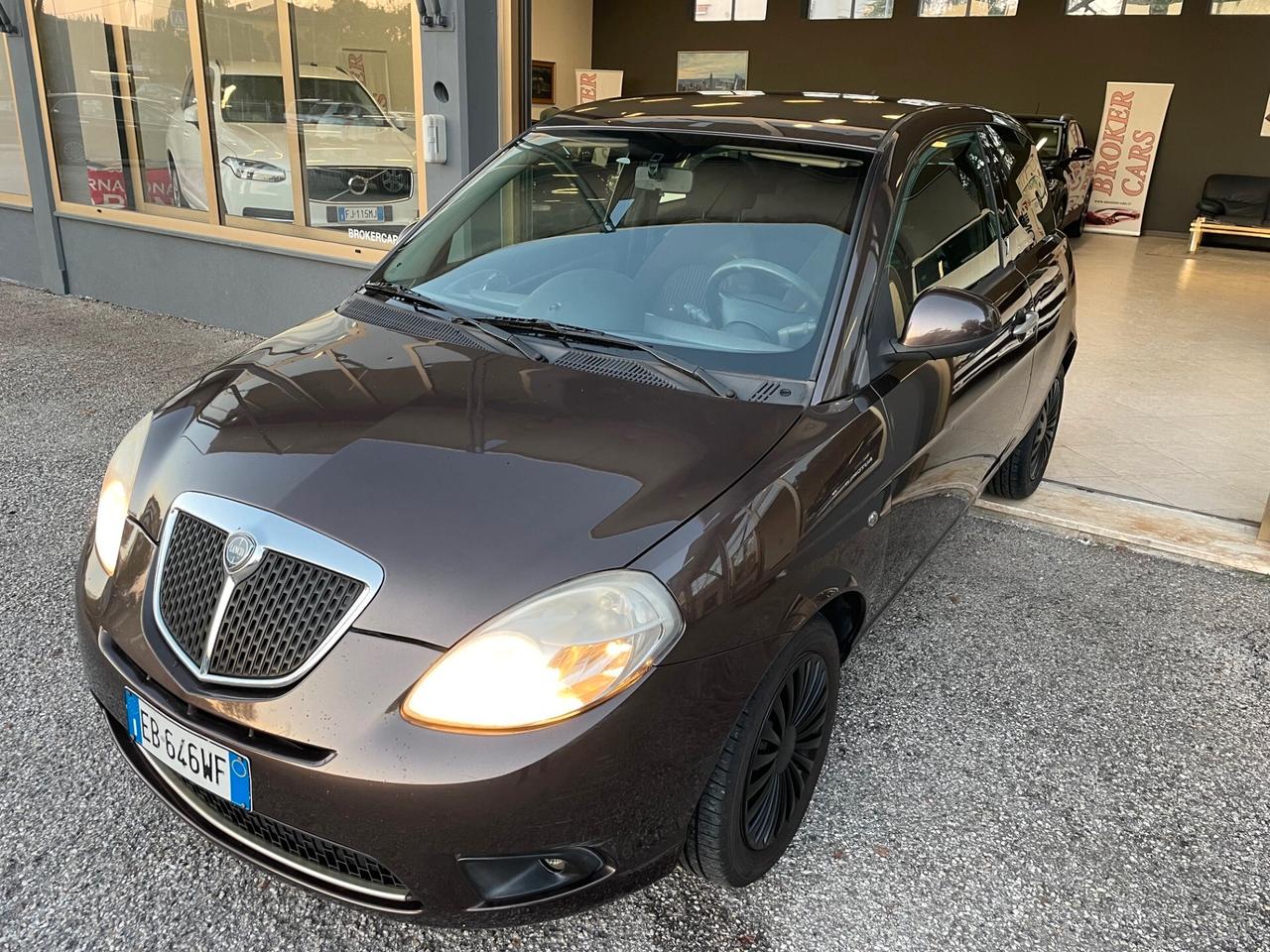 Lancia Ypsilon 1.3 MJT 75 CV MomoDesign