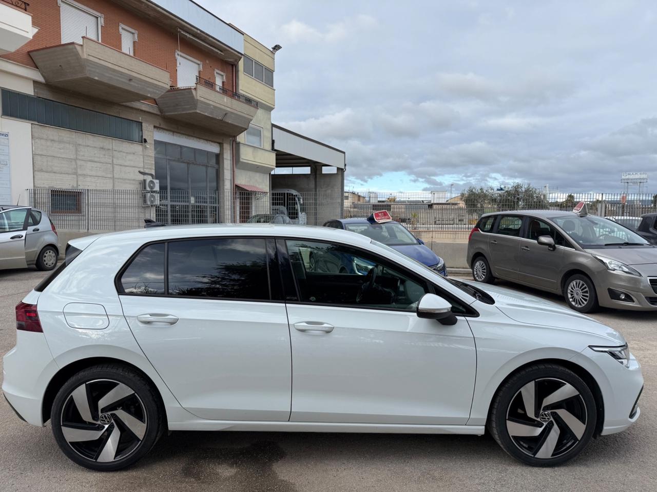 Volkswagen Golf 8 2.0 TDI DSG SCR CON GANCIO TRAINO