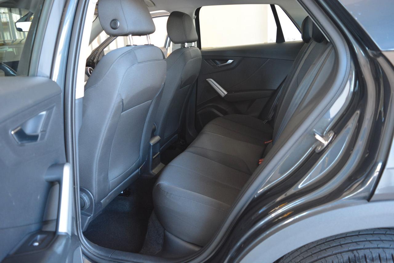 Audi Q2 30 TFSI Business telecamera