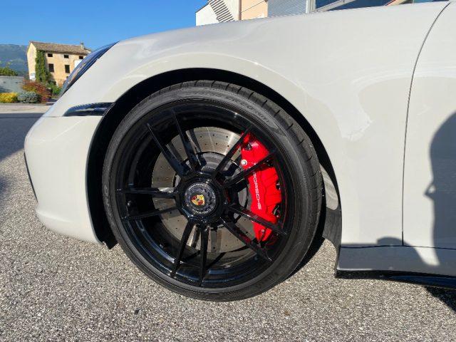 PORSCHE 911 Carrera 4 GTS