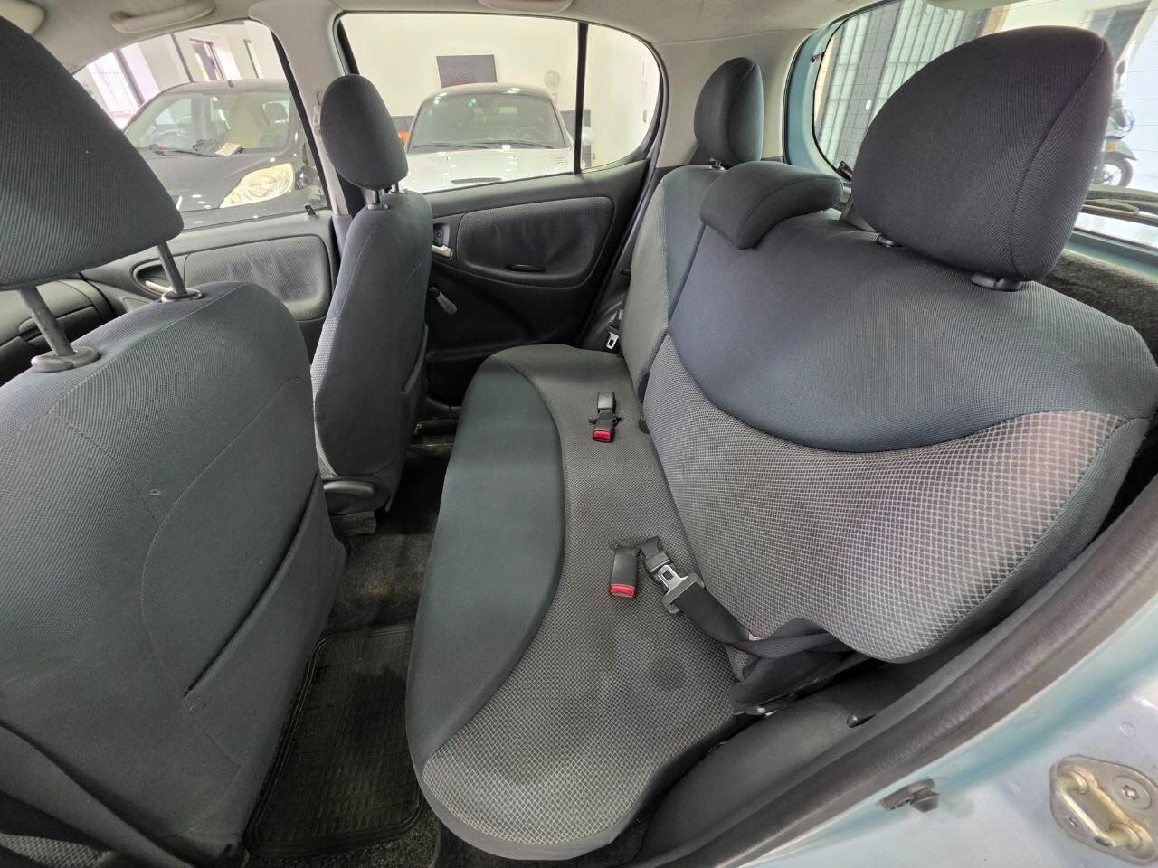 Toyota Yaris 1.0i 16V cat 5 porte Sol