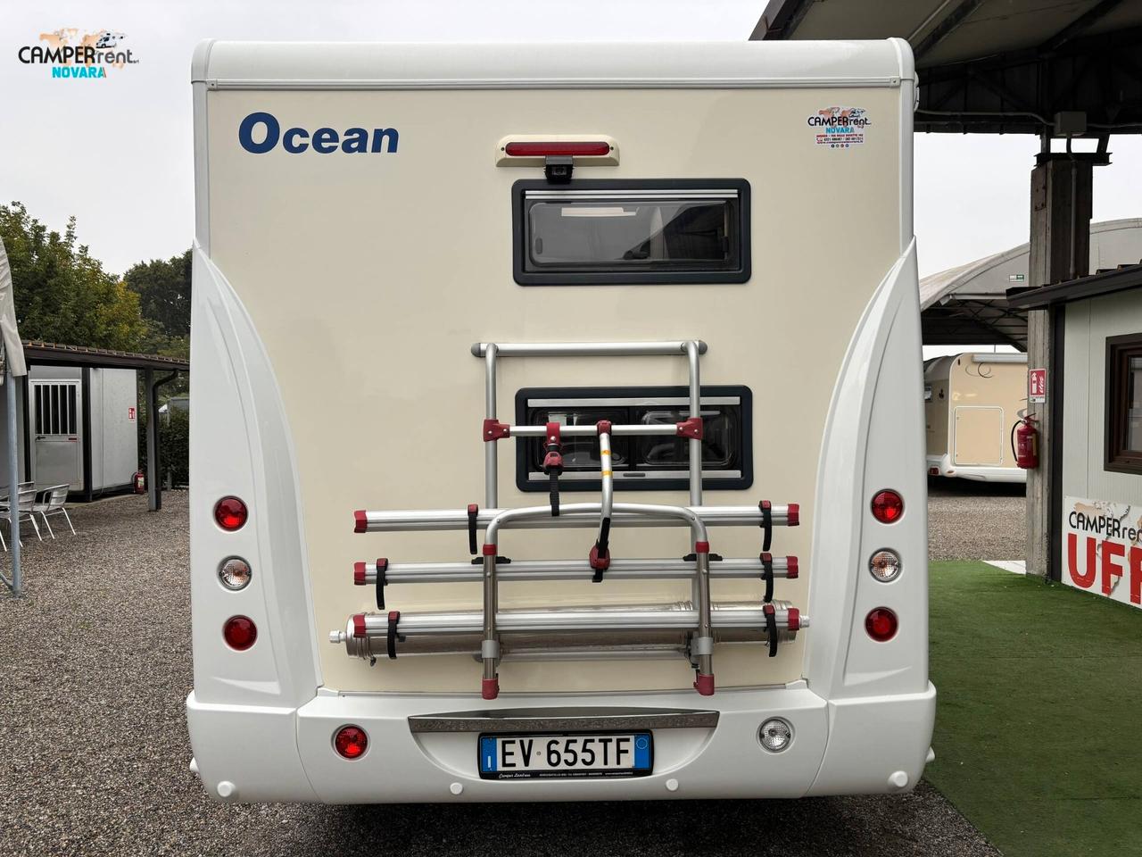 BLUCAMP OCEAN 511 - Semintegrale con letto basculante e letti a castello in coda