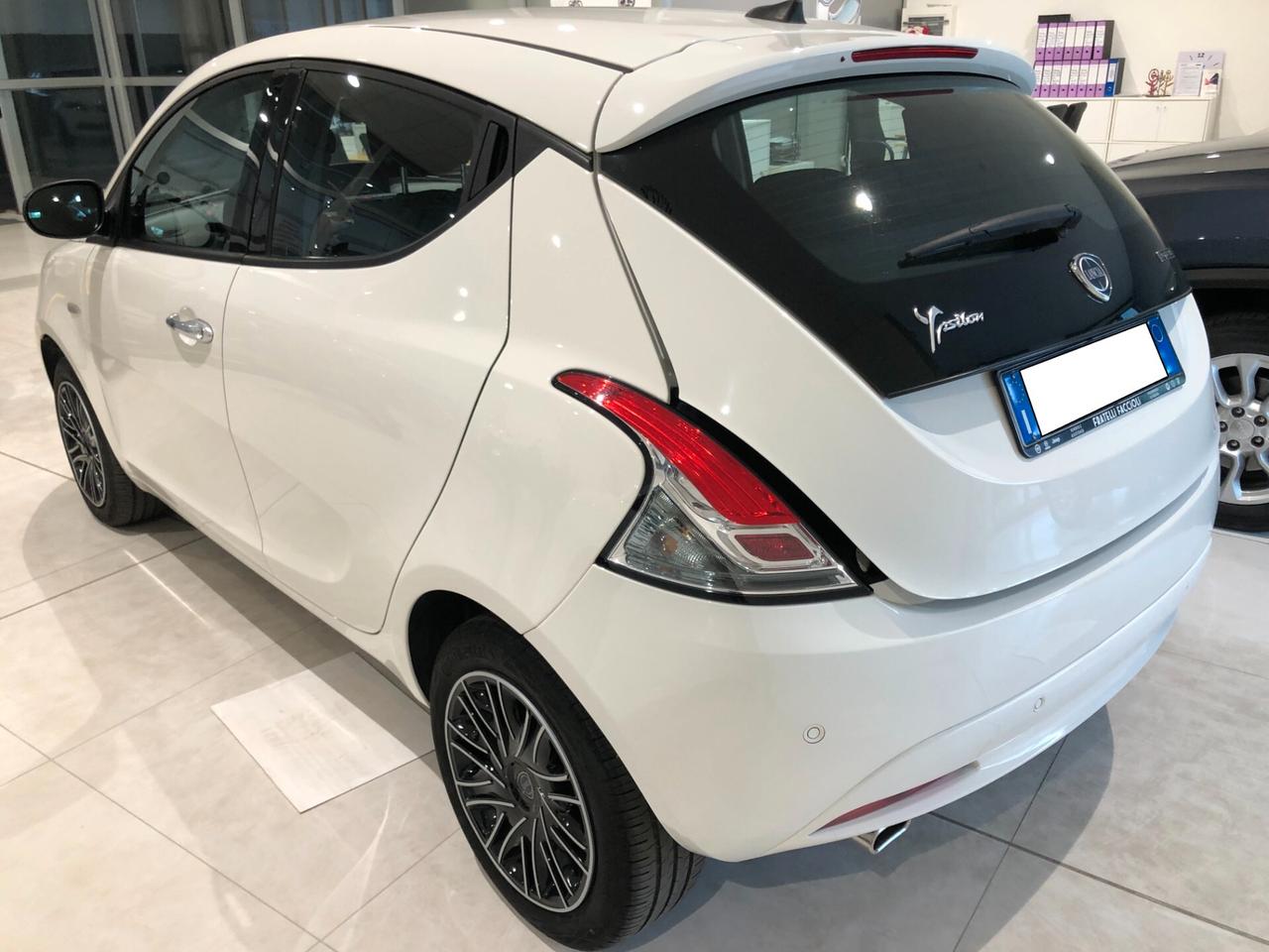 Lancia Ypsilon 1.0 FireFly 5 porte S&S Hybryd Gold