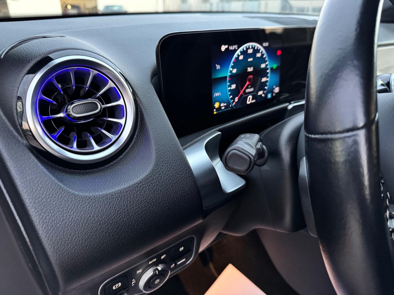 MERCEDES GLB 180d Sport - Luci Ambient Navi 18