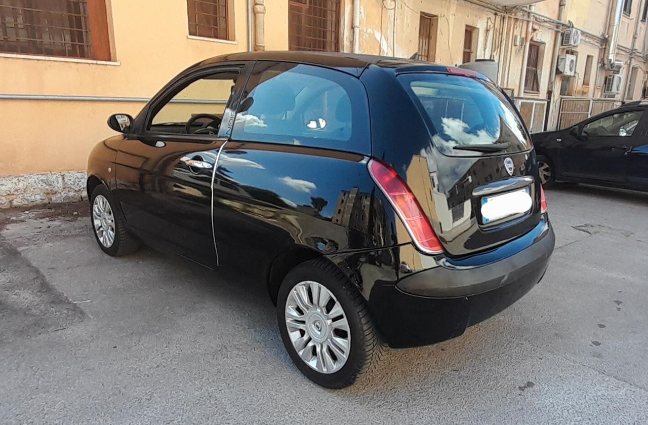 Lancia Ypsilon 1.2 Momo Design
