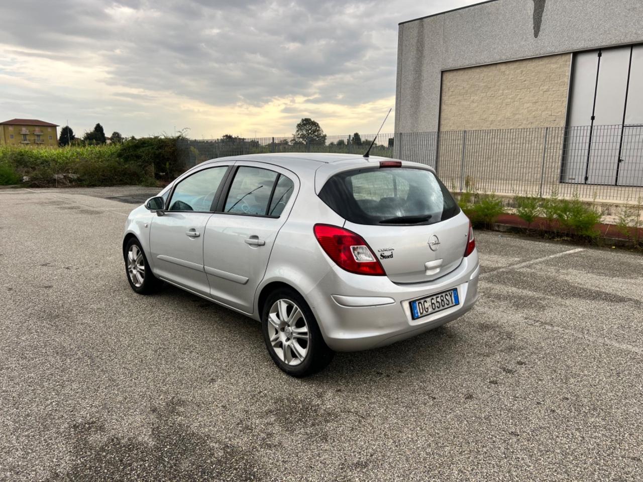 Opel Corsa 1.4 16V 5 porte Cosmo