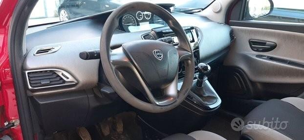 Lancia ypsilon metano e frezione nuova