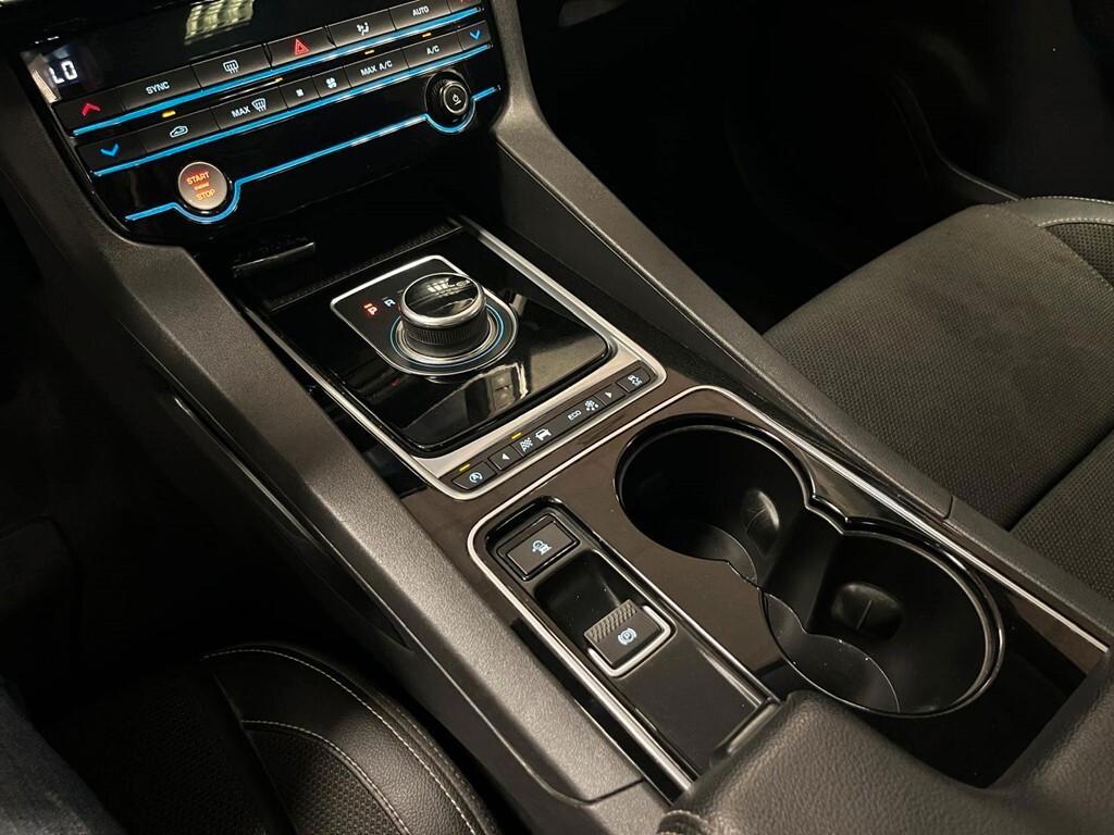 Jaguar F-Pace 2.0 D 180 CV AWD R-Sport